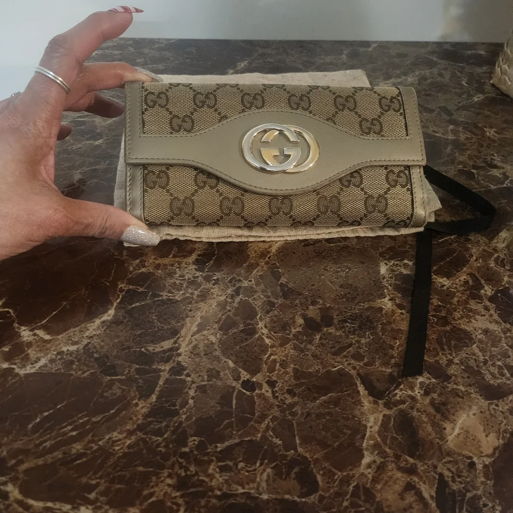 Gucci Beige/Gold Monogram Wallet GUC - Picture 14 of 16